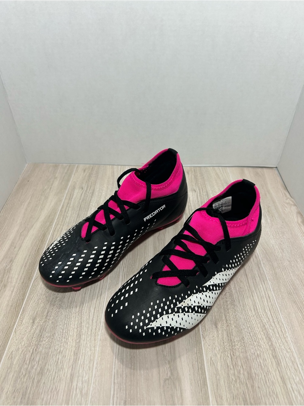 Adidas | Girls Predator Soccer Cleats in Black & Hot Pink Size 3.5y